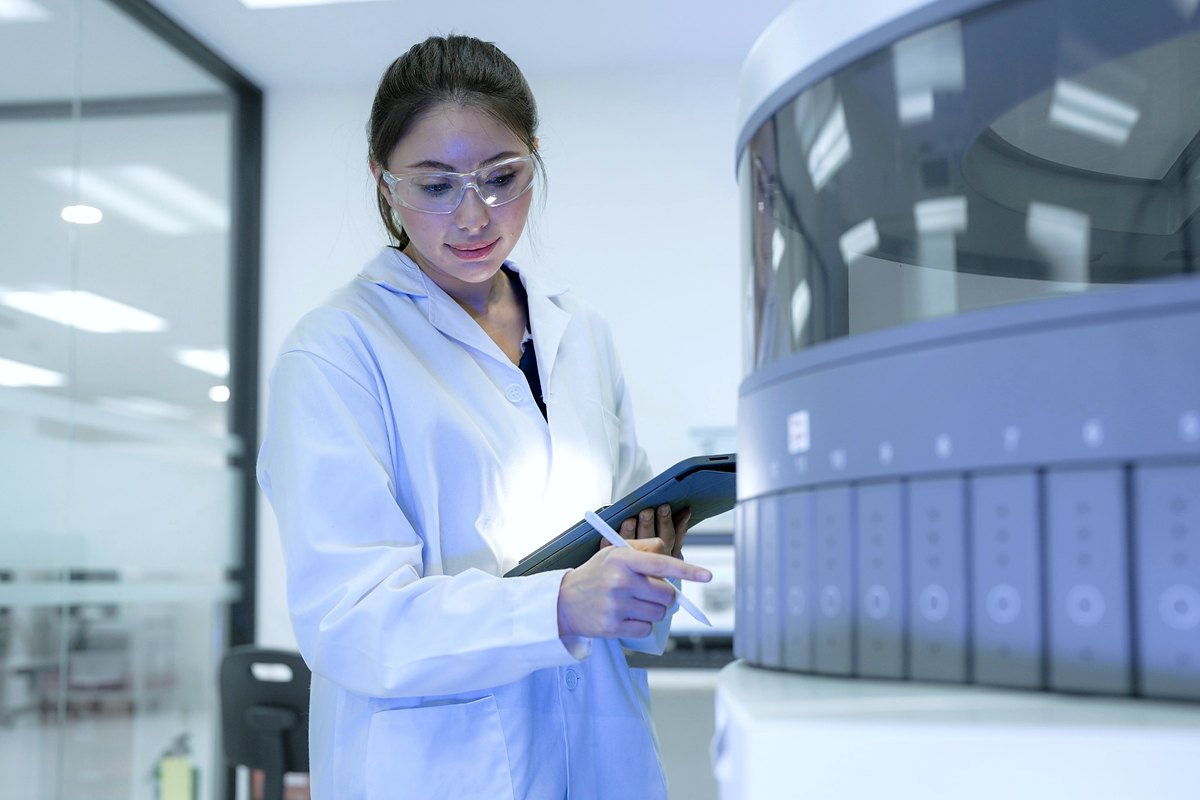 Mitarbeiterinnen und Mitarbeiter kontrollieren gemeinsam einen mehrstufigen Produktionsprozess an einer Abfülllinie.
